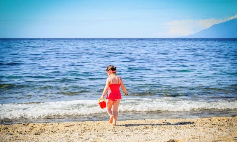 Tips for a successful beach day with kids